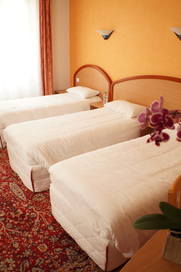 Logis Hotel Du Commerce Volvic Esterno foto